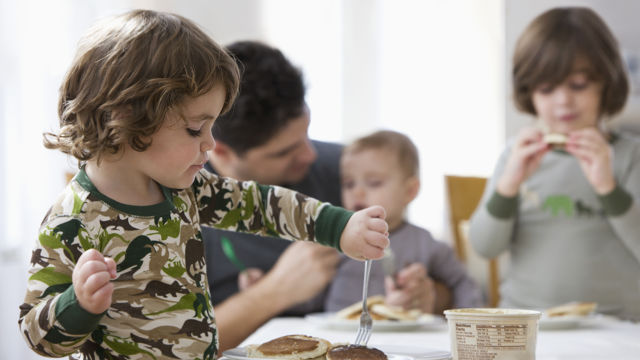 padre e hijos comiendo