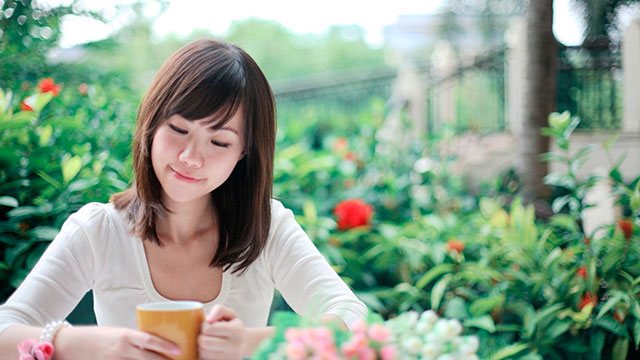 Mujer bebiendo café
