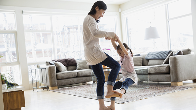 Madre e hija jugando