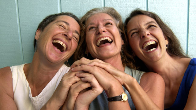 Amigas riendo