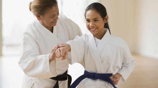 Maestra y alumna de artes marciales entrenando