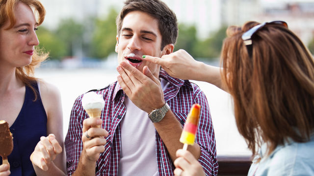 Amigos tomando helado