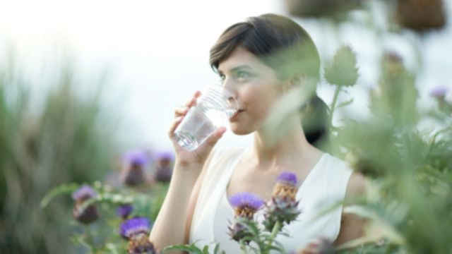 Mujer tomando un vaso de agua