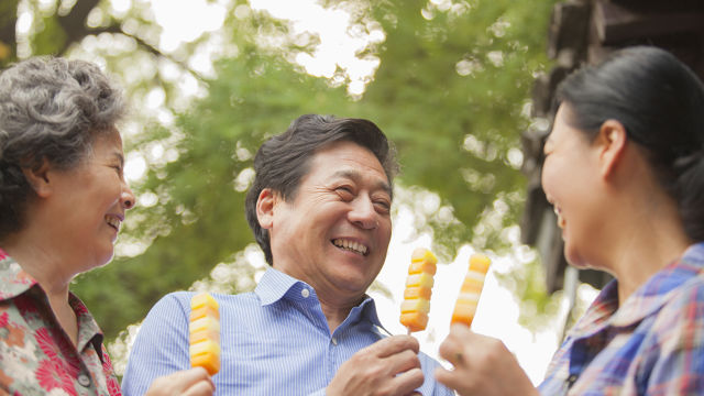 Familia sonriente tomando helado