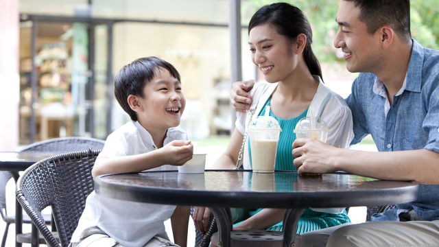 Familia sonriente tomando helado