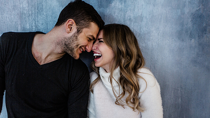 Pareja feliz y sonriente