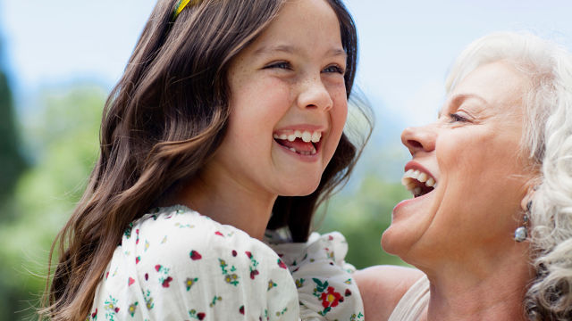 Nieta y abuela sonriendo