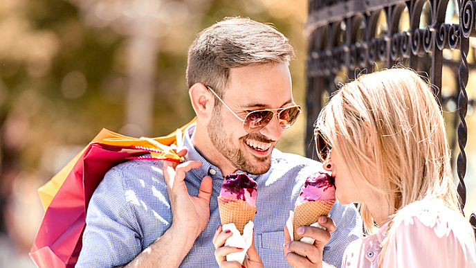 Hombre y mujer tomando helado